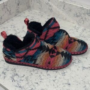 GB cozy Up Colorful Patterned Shearling Slippers size 8